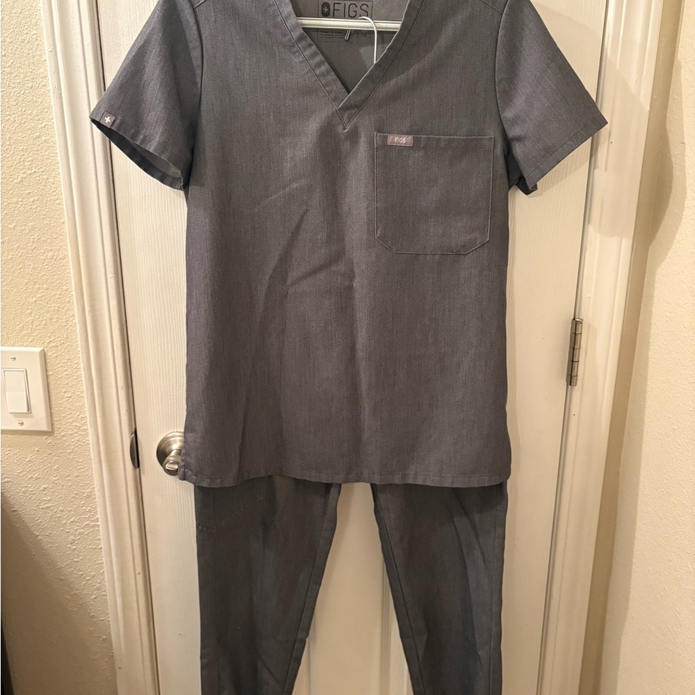 XS Figs Gray V-Neck Scrub Set